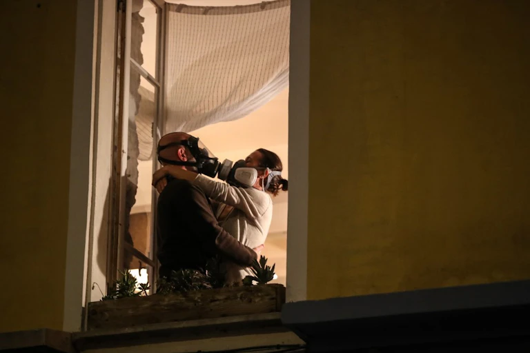 Un homme portant un masque à gaz et une femme portant.