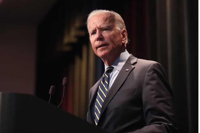 Joe Biden di podium.