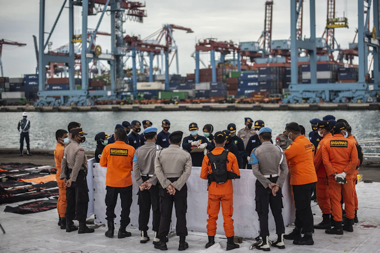 Anggota Polri dan Basarnas terlibat dalam pencarian jenazah dan serpihan pesawat Sriwijaya Air SJ 182 di Dermaga JICT, Tanjung Priok, Jakarta.