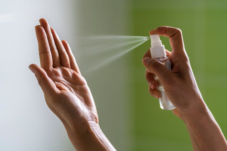 ¿Gel hidroalcohólico o agua y jabón frente al SARS-CoV-2? Ambos 10 Una persona pulveriza sobre una de sus manos un gel hidroalcohólico.