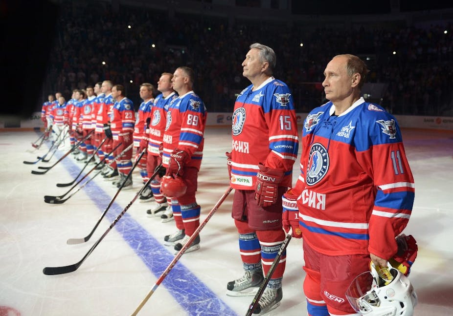 Vladimir Poutine pendant un match de hockey sur glace