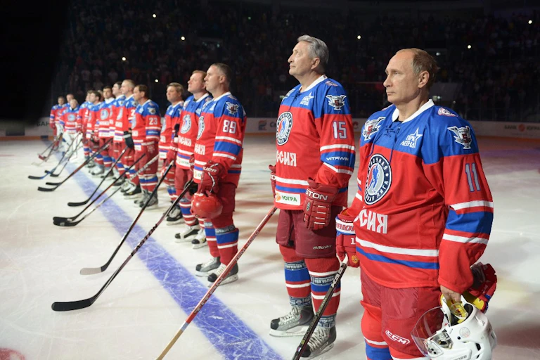 Vladimir Poutine pendant un match de hockey sur glace