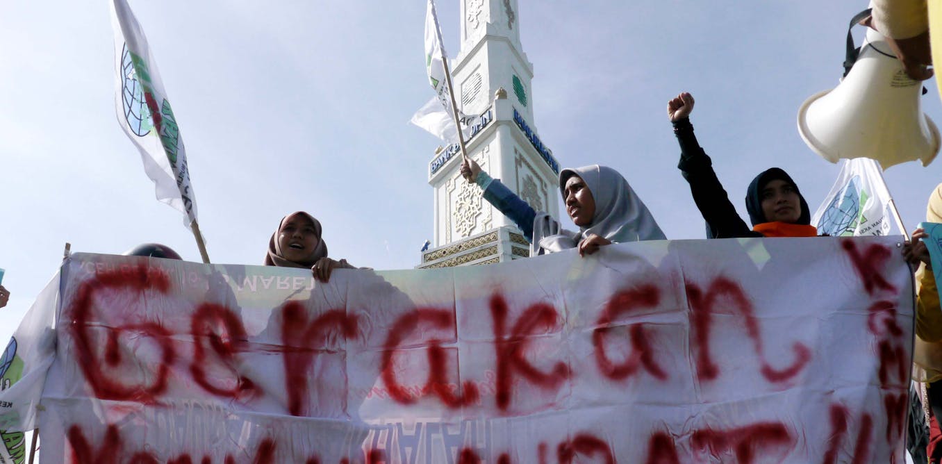 Bagaimana perda keagamaan memberi ruang bagi sekolah untuk paksakan pemakaian jilbab dan mengikis hak pelajar minoritas