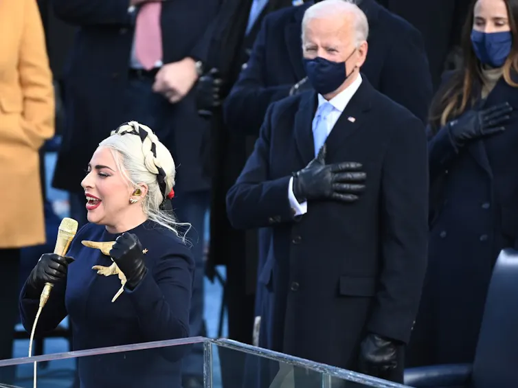 Lady Gaga chante l’hymne national