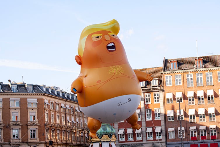 Balon raksasa yang menggambarkan Donald Trump sebagai bayi mengambang di atas London.