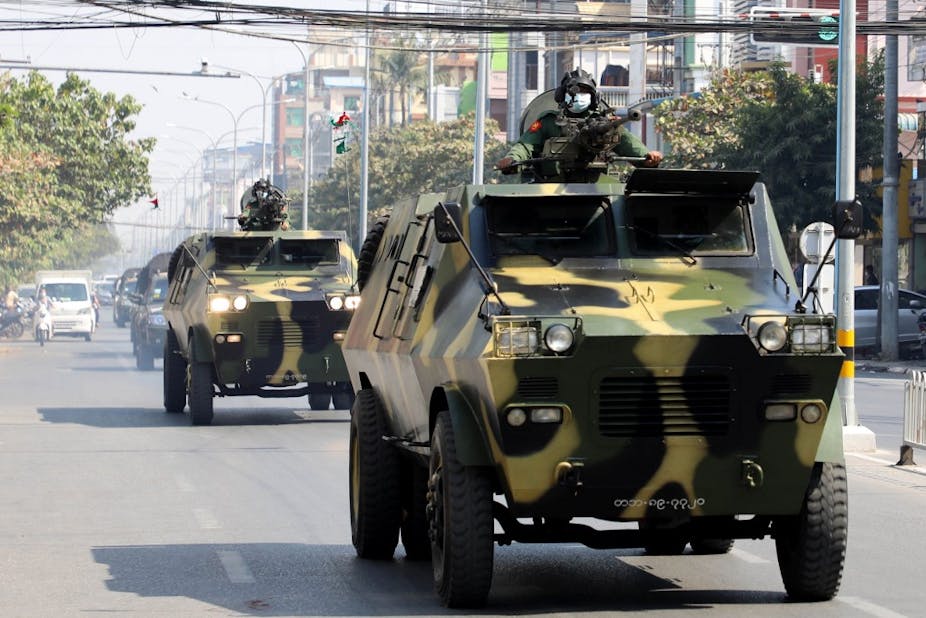 Convoi de véhicules militaires à Mandalay, le 3 février 2021.