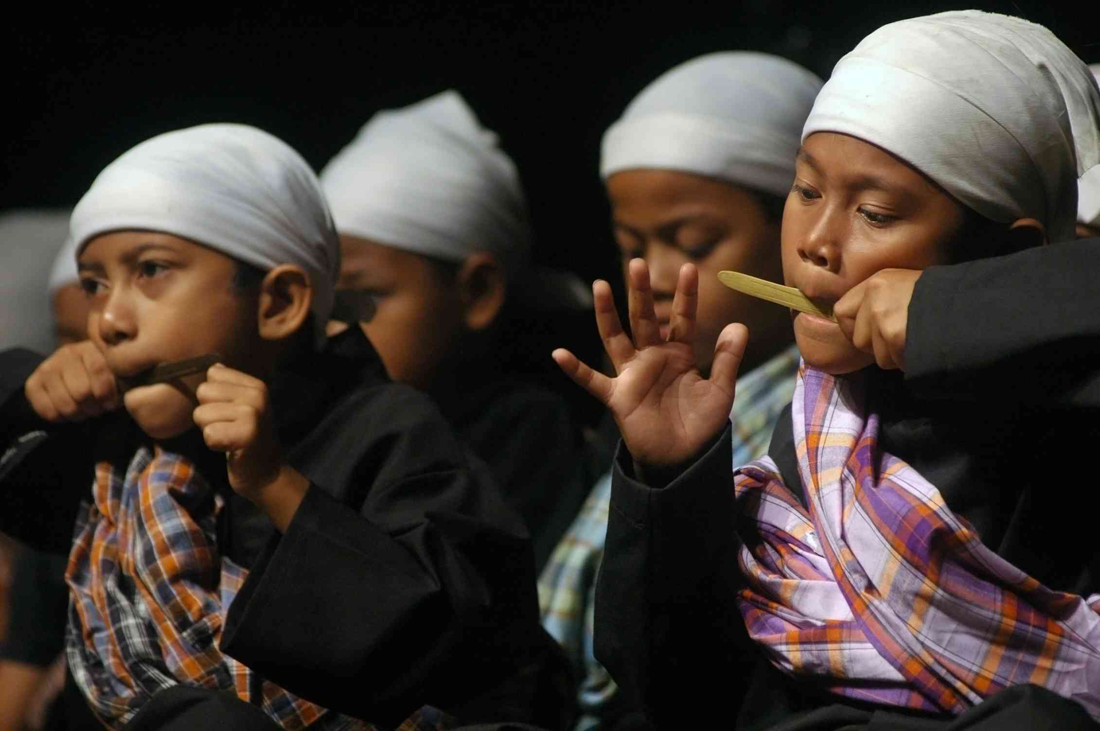 Bagaimana perda yang mengatur agama berperan mengikis hak pelajar