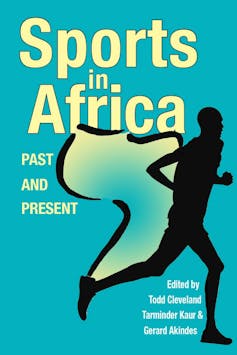 Une couverture de livre turquoise avec un texte jaune indiquant « Sports en Afrique : passé et présent » et une illustration noire qui représente la silhouette d'un homme qui court, la forme du continent africain émergeant derrière lui.