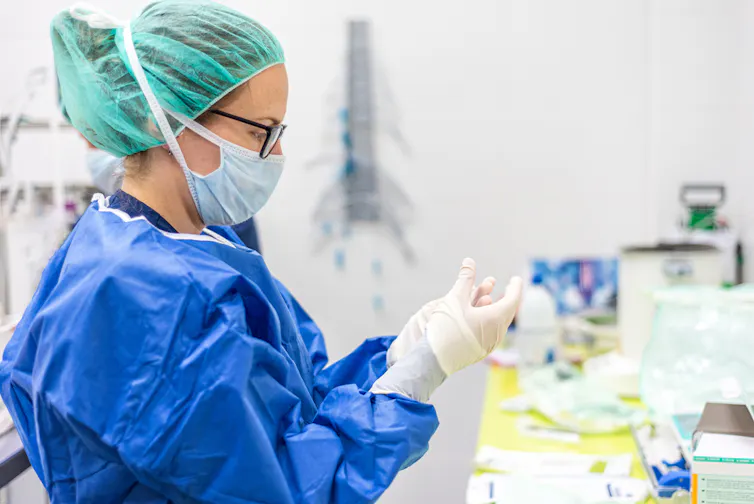 Femmes infirmières mettant des gants