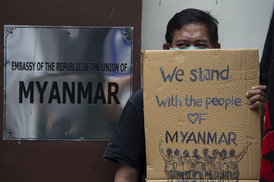 Pengunjuk rasa melakukan aksi damai mengecam kudeta militer Myanmar di depan Kedutaan besar Myanmar, di Jakarta.
