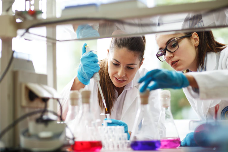 Dos mujeres en un laboratorio.