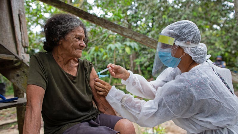 trillones de dólares sería el costo de no vacunar a todo el mundo  trillones de dólares sería el costo de no vacunar a todo el mundo