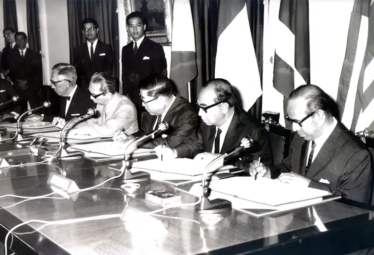 Penandatanganan Deklarasi Bangkok pada tanggal 8 Agustus 1967 oleh Menteri-menteri Luar Negeri Narciso Ramos (Filipina), Adam Malik (Indonesia), Thanat Khoman (Thailand), Tun Abdul Razak (Malaysia), dan S. Rajaratnam (Singapura), menandai pembentukan ASEAN.