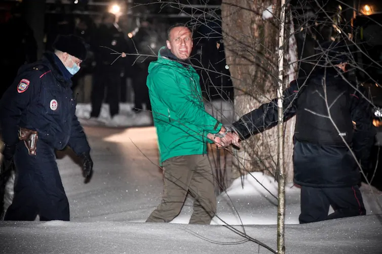 Alexeï Navalny emmené par des policiers
