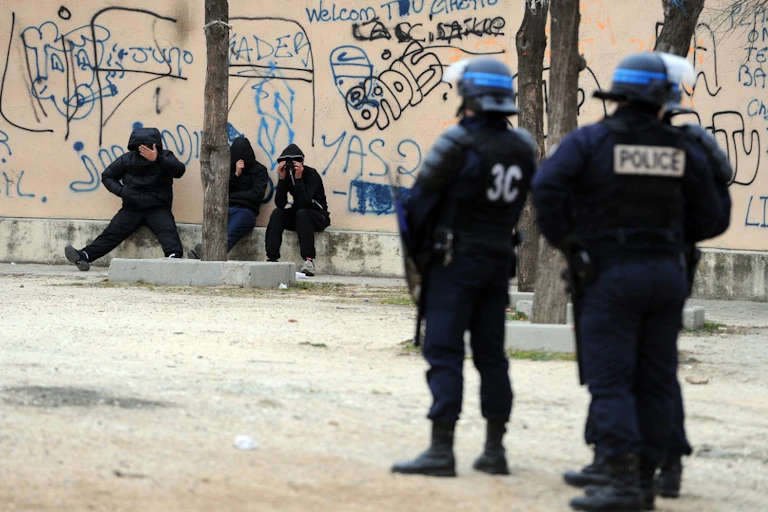 Des jeunes et des policiers.