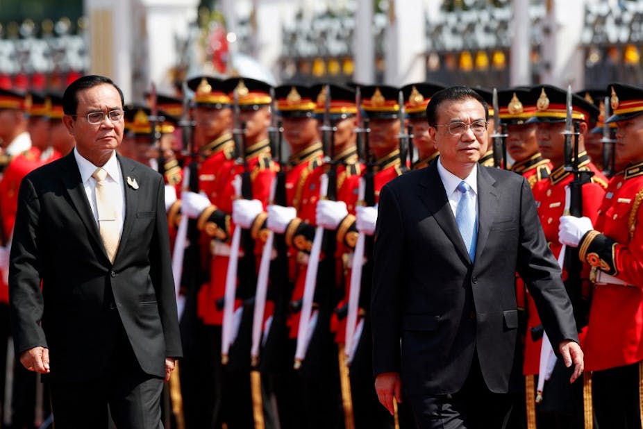 Le premier ministre chinois Li Keqiang (à droite) et son homologue thaïlandais Prayut Chan-o-cha
