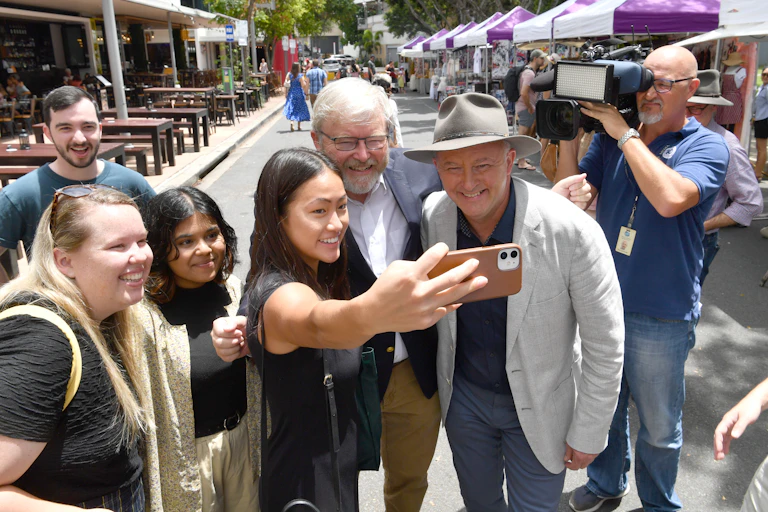 Anthony Albanese campaigns at a Brisbane market with Kevin Rudd.