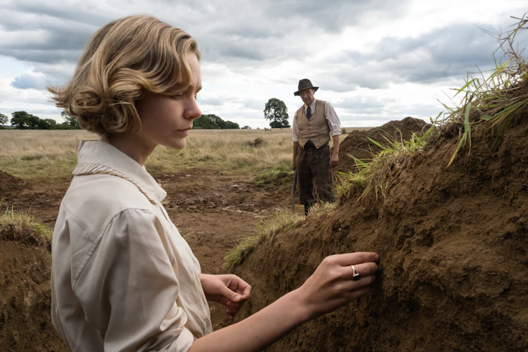 Carey Mulligan as Edith Pretty, Ralph Fiennes as Basil Brown of The Di