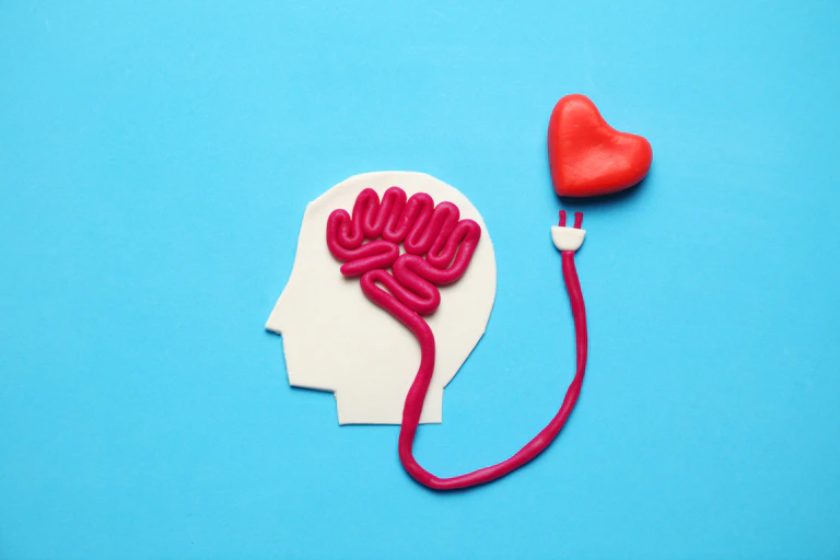 Cabeza con cerebro enchufado a corazón