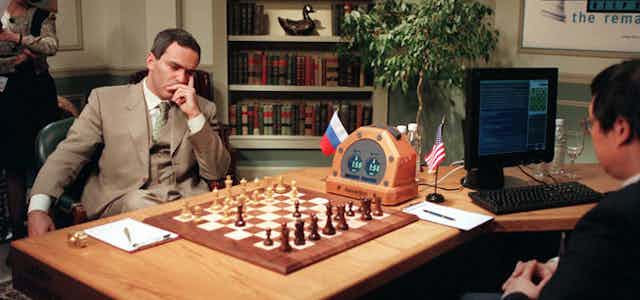 Kasparov en Martelli, Kasparov juega partidas simultaneas d…