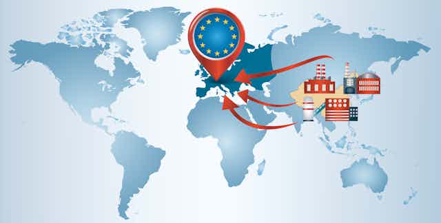 Ilustración de mapamundi en el que se ve un flujo de flechas que salen desde fábricas en Asia hacia Europa
