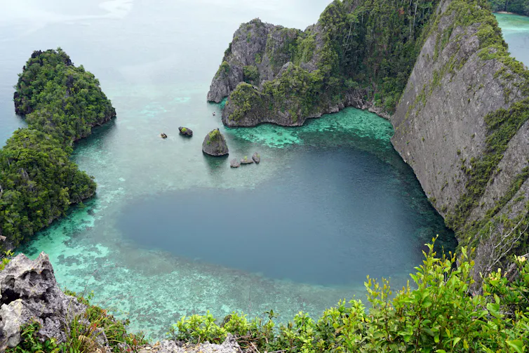 Perahu boat melintasi kawasan wisata Piaynemo di Raja Ampat, Papua Barat.