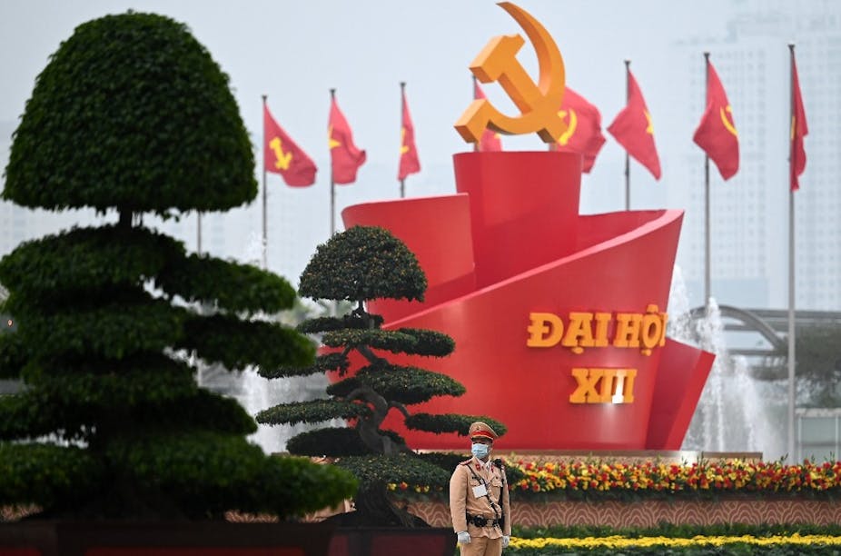 Un garde devant le Centre national des congrès de Hanoi, le 26 janvier 2021