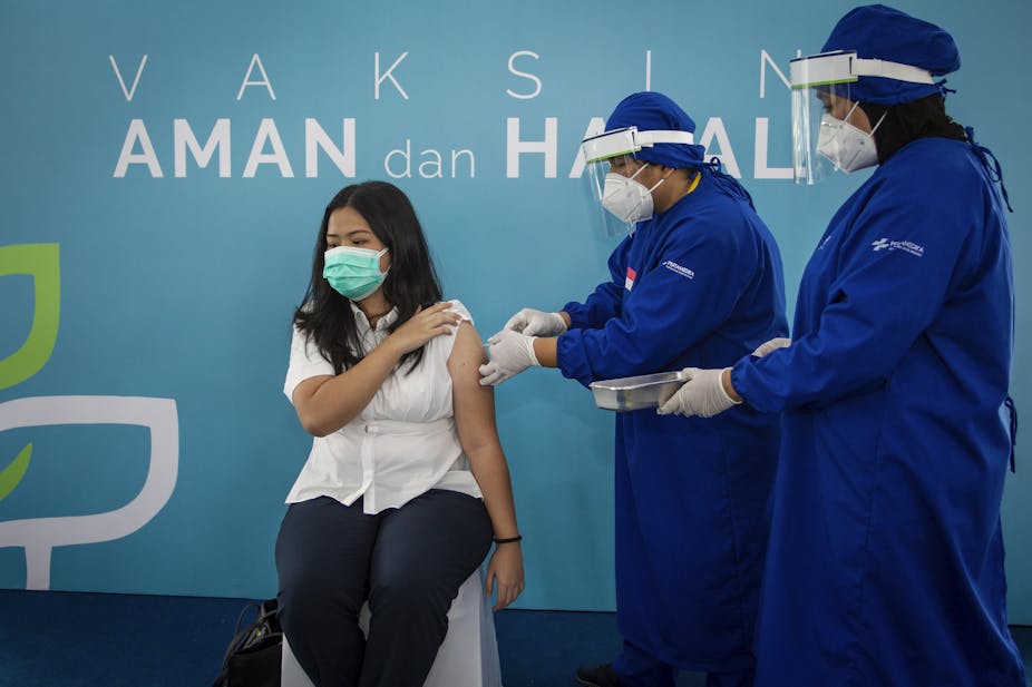 Seorang tenaga kesehatan menerima vaksin dalam kampanye vaksin COVID-19 di Jakarta.