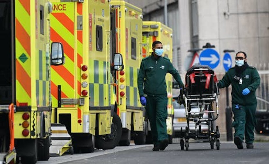 Petugas ambulans berada di luar Royal London Hospital di London, Inggris.