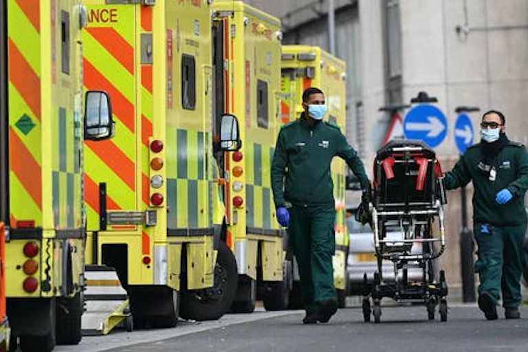 Petugas ambulans berada di luar Royal London Hospital di London, Inggris.