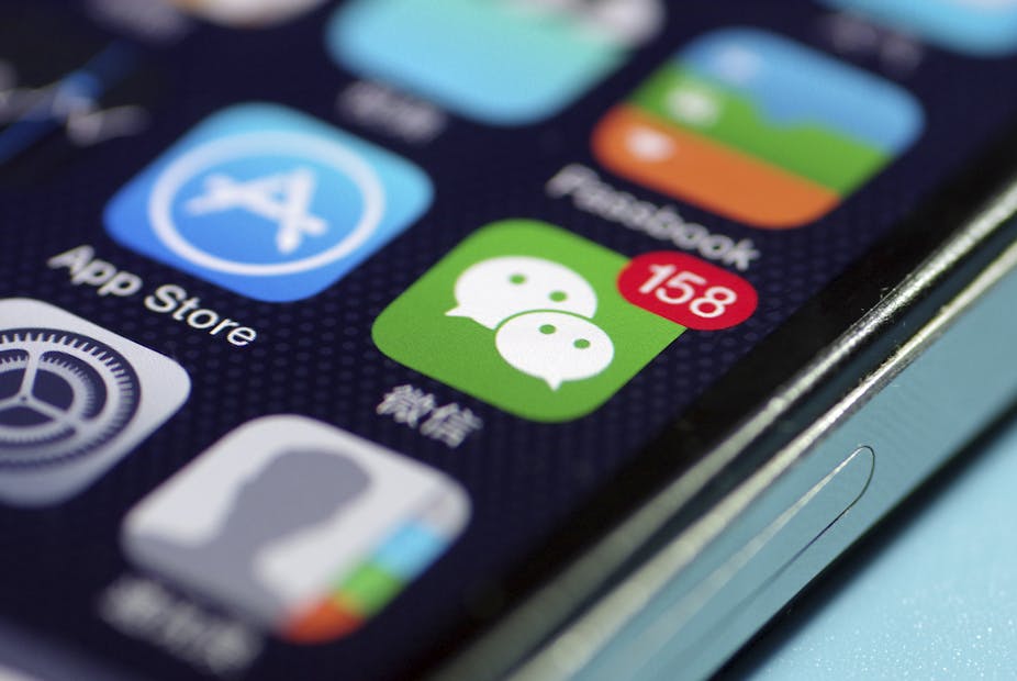 Un écran de téléphine avec les icônes de WeChat et de Facebook