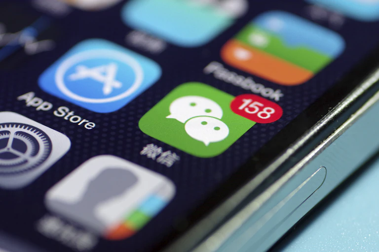 Un écran de téléphine avec les icônes de WeChat et de Facebook