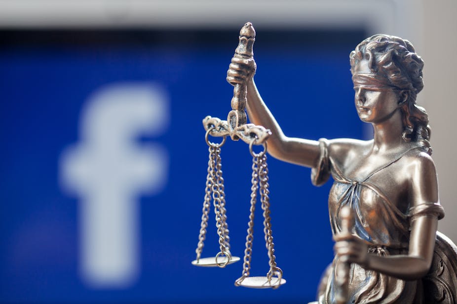 Allégorie de la Justice devant un logo de Facebook