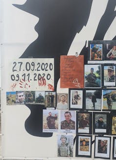 Affiche à Stepanakert représentant des soldats tombés au combat