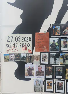 Affiche à Stepanakert représentant des soldats tombés au combat