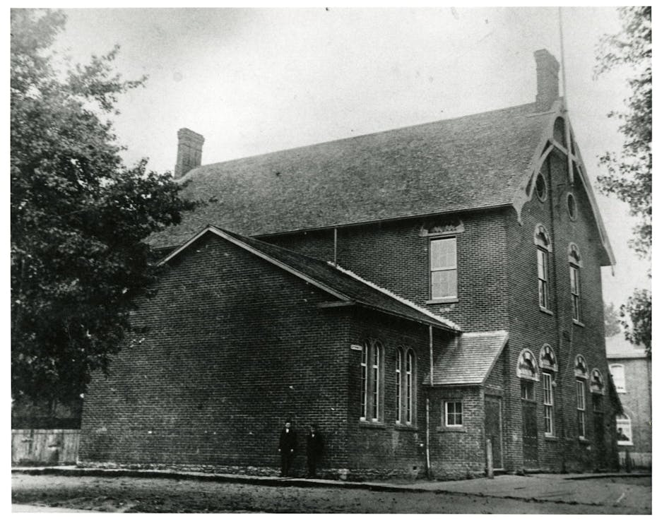 Two people outside a common school.