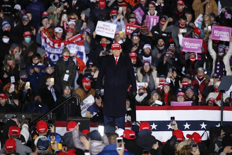 Presidente Trump em um comício massivo pouco antes da eleição.