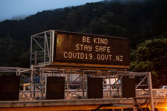 Motorway sign saying 'be kind, stay safe, covid19.govt.nz