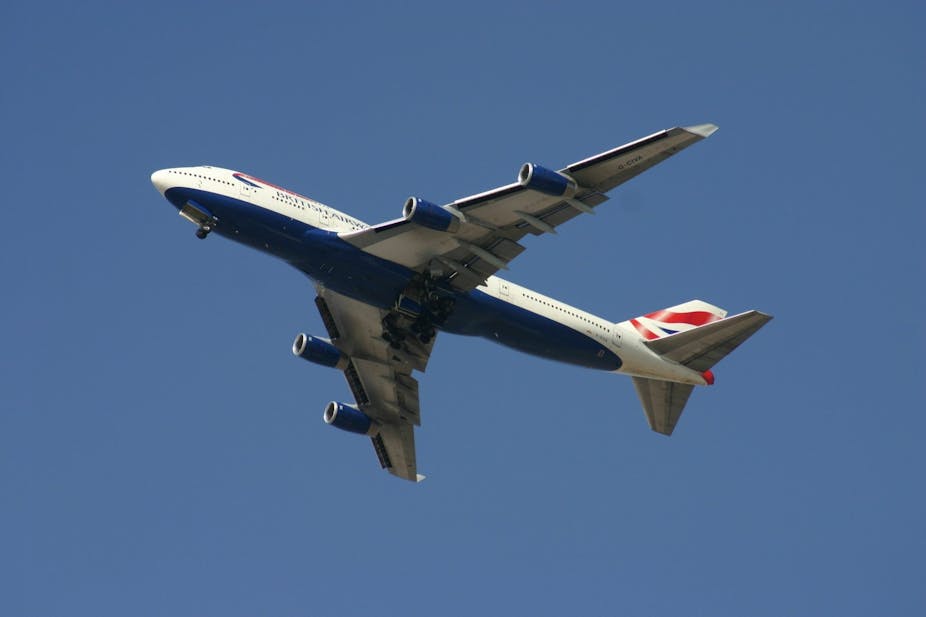 Pesawat Boeing 747 terbang di langit