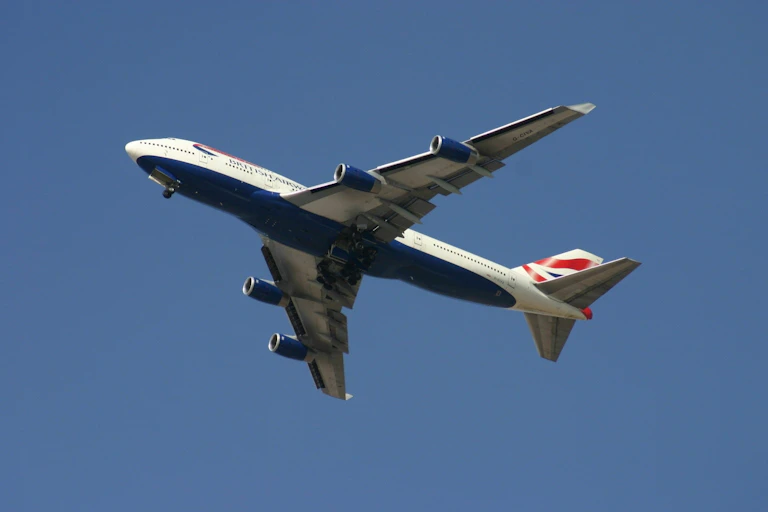 Pesawat Boeing 747 terbang di langit