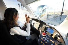 Une conductrice de tramway