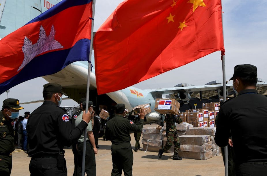 Livraison de matériel médical en provenance de Chine au Cambodge à l'aéroport international de Phnom Penh, le 25 avril 2020.
