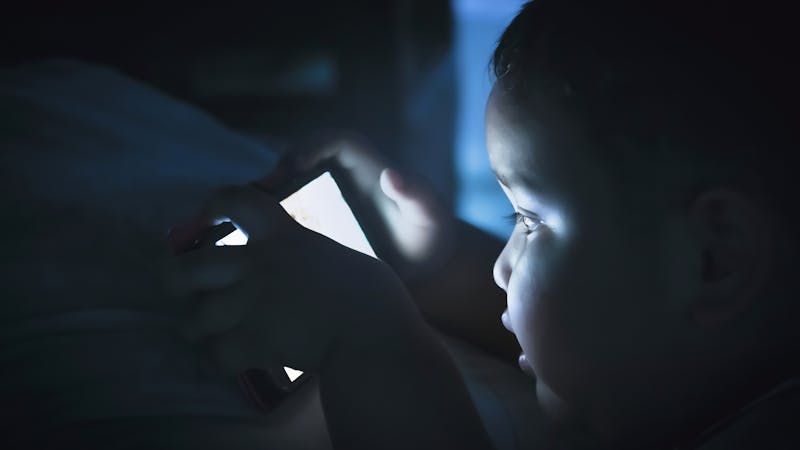 Cenar tarde, hacer vida nocturna y usar el móvil antes de dormir engorda Cenar tarde, hacer vida nocturna y usar el móvil antes de dormir engorda