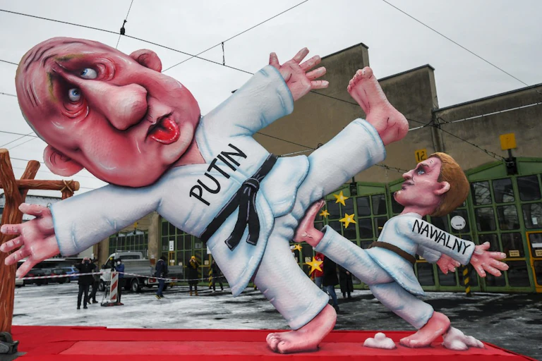 Figures représentant Vladimir Poutine et Alexeï Navalny à Düsseldorf, Allemagne.