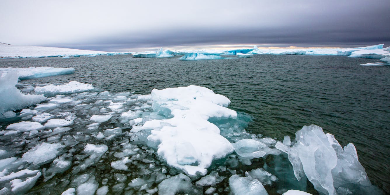 Поверхность воды Северного Ледовитого океана