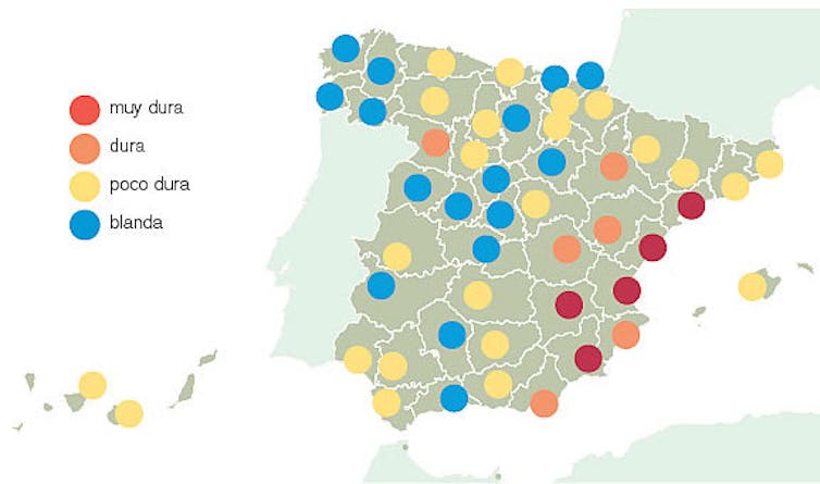 Mapa por colores de la dureza del agua en diferentes regiones de España.