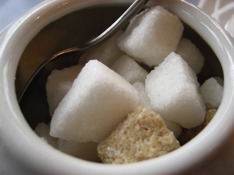 Чай с сахаром. Много сахара. Много сахара в чае. Сахароза в еде. Кучи сахара