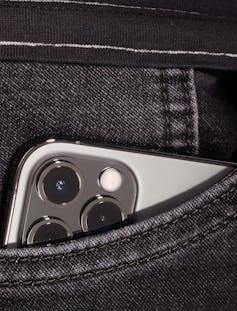 Un iPhone dans une poche de jeans