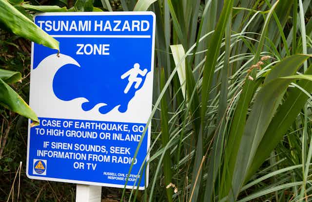 Tsunami warning signs
