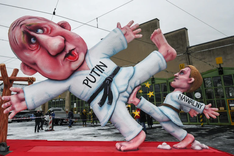 Figures représentant Vladimir Poutine et Alexeï Navalny à Düsseldorf, Allemagne.